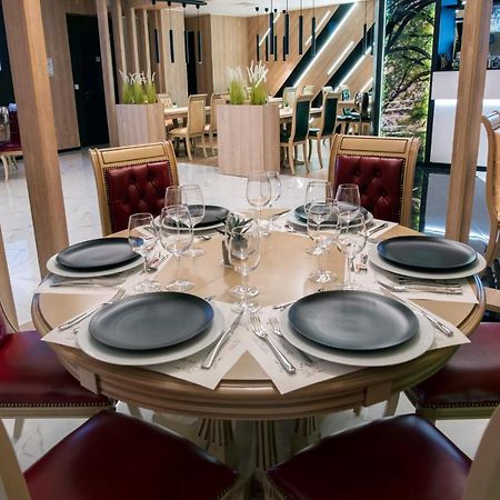Family Hotel Business Club Sjoemen Buitenkant foto