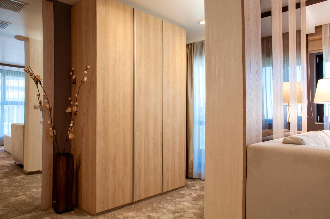 Family Hotel Business Club Sjoemen Buitenkant foto