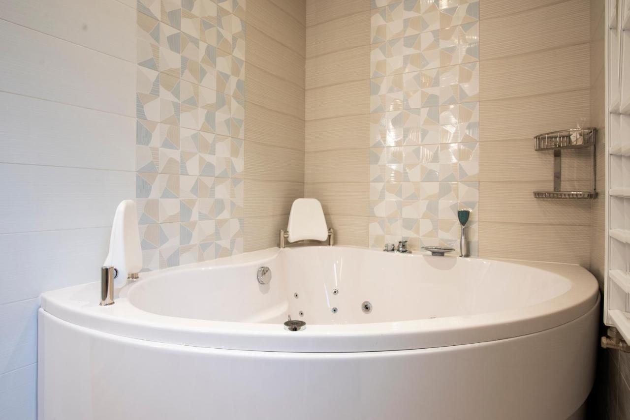 Family Hotel Business Club Sjoemen Buitenkant foto